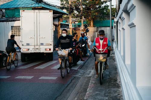bisiklet sürmek, insanlar, kamyon içeren Ücretsiz stok fotoğraf