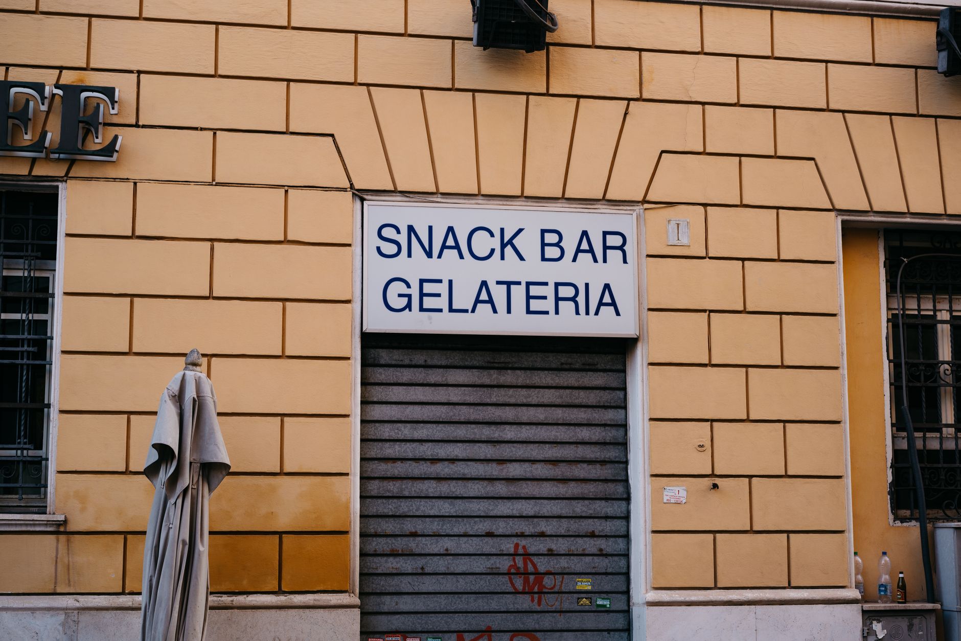 Facciata di una gelateria in città