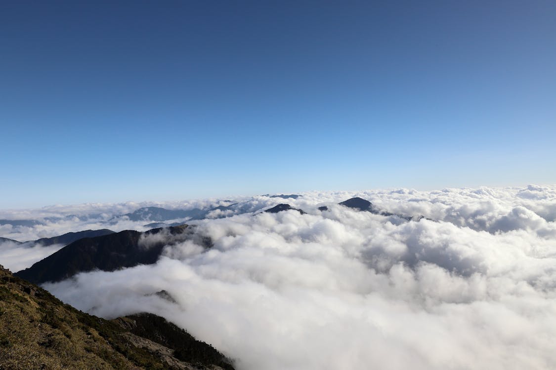 冬季南一段雲海，由關山向南望向雲海中的小關山。