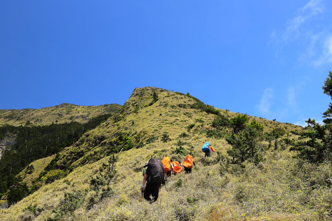 鐵本山上關山準備登上中央山脈南一段稜線