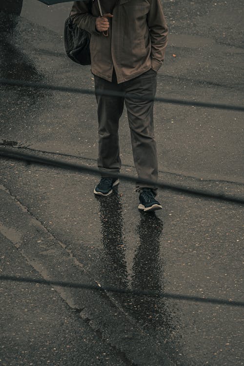 bezplatná Základová fotografie zdarma na téma asfalt, chůze, deštník Základová fotografie