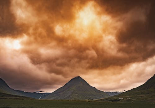 bulutlu gökyüzü, çevre, dağ doruğu içeren Ücretsiz stok fotoğraf