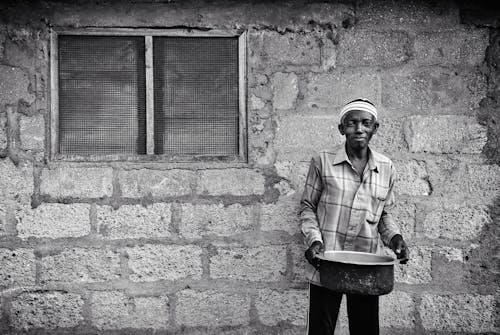 adam, afrikalı adam, beton duvar içeren Ücretsiz stok fotoğraf