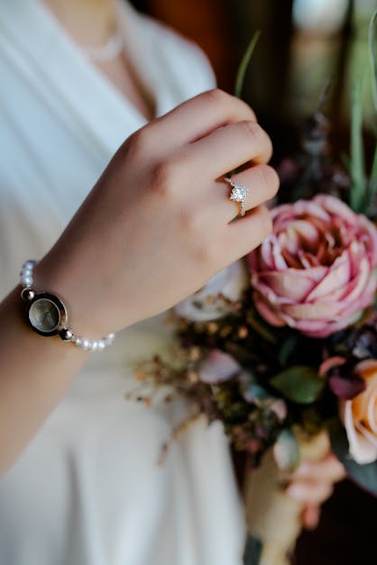 How to make resin jewelry with flowers