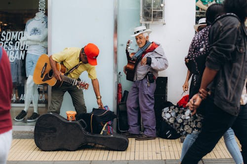 Fotobanka s bezplatnými fotkami na tému dospelý, gitaristi, gitary