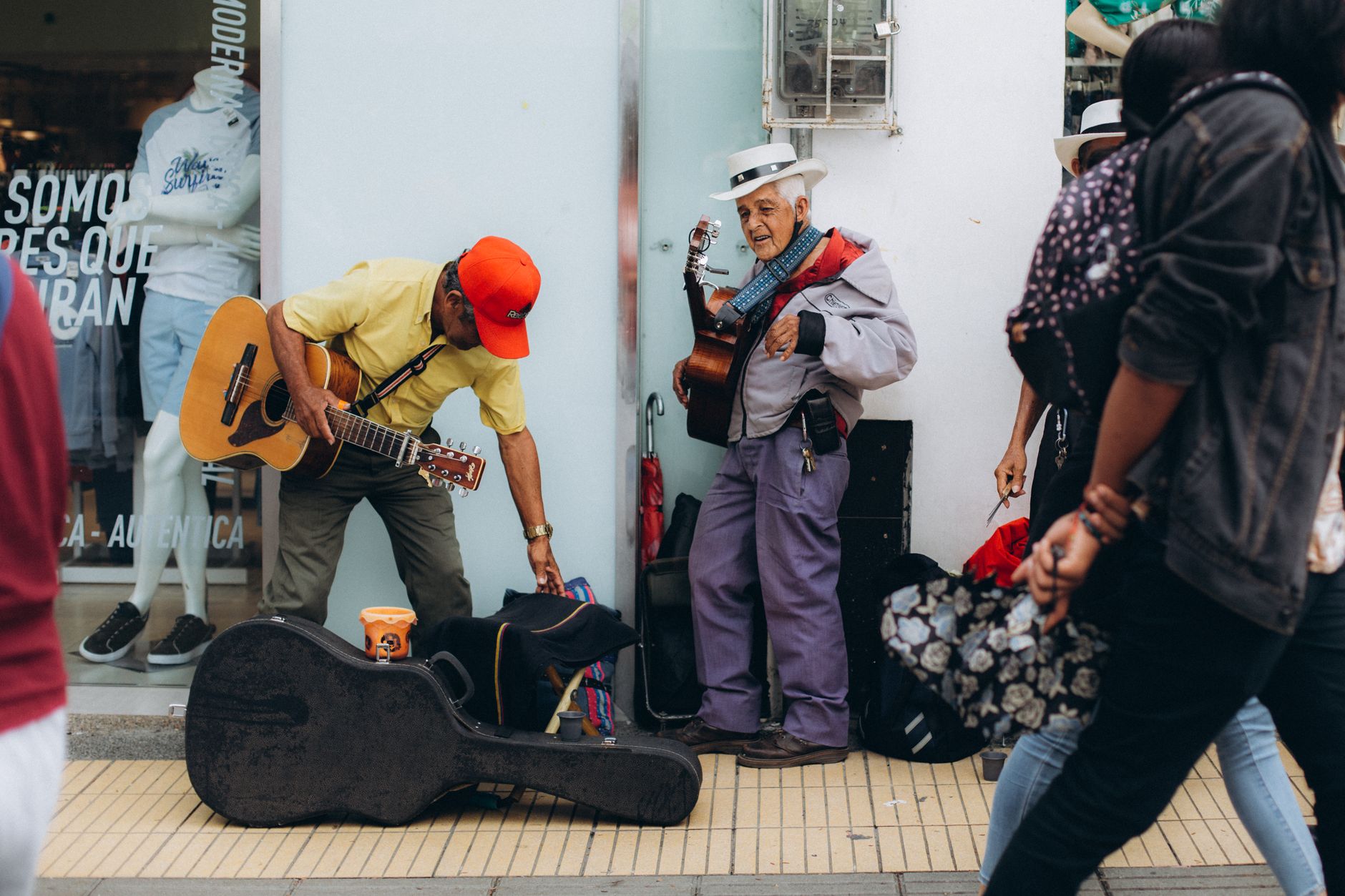 Are Jaama elinde gitarıyla sahnede