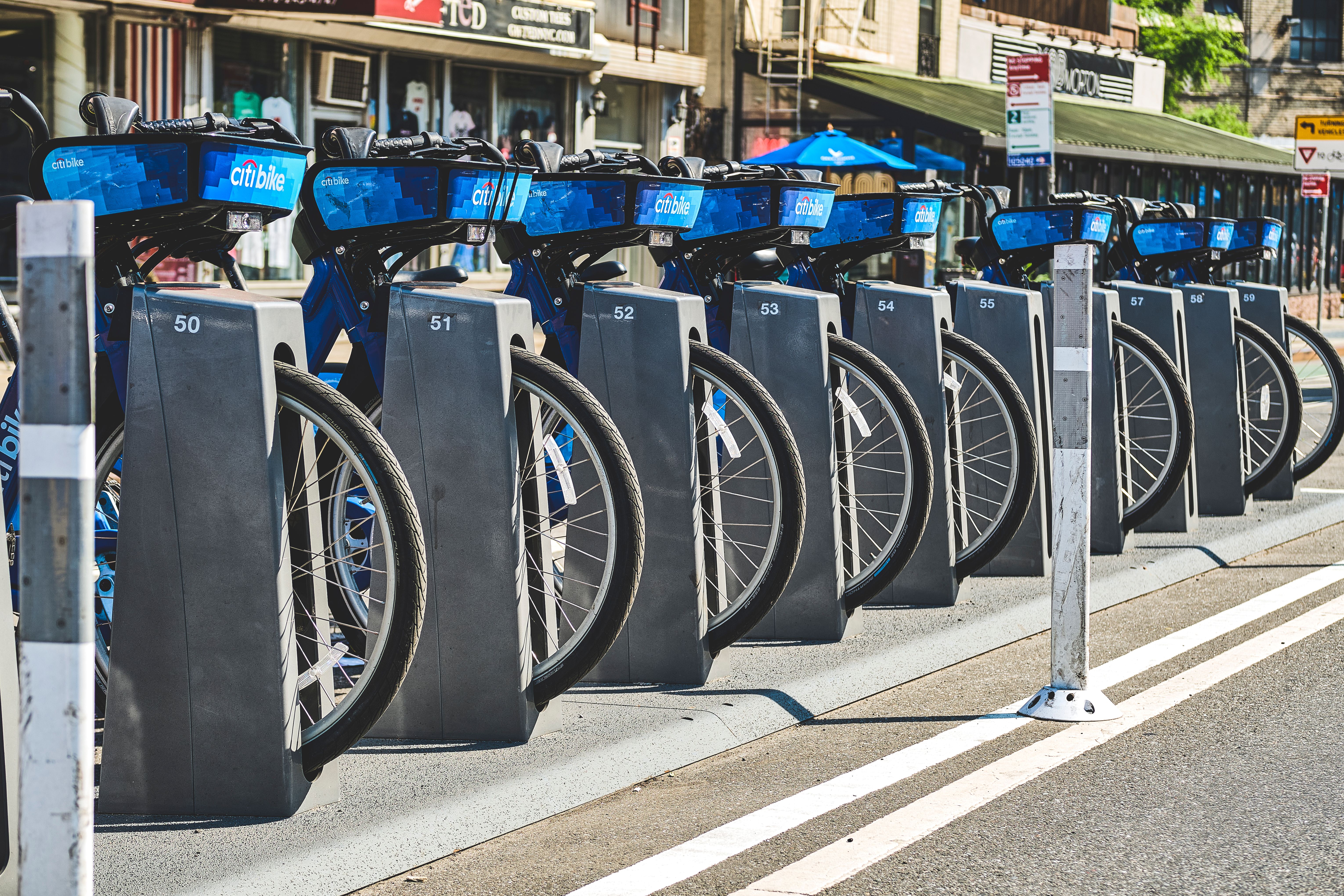ニューヨーク市のドッキングステーションに駐輪されたCiti Bikeの列、一般の利用に備えています。