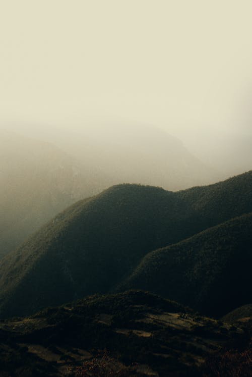 垂直拍攝, 山, 有薄霧的 的 免費圖庫相片