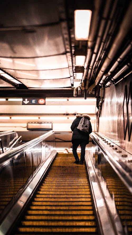 Foto stok gratis diterangi, eskalator, kereta bawah tanah