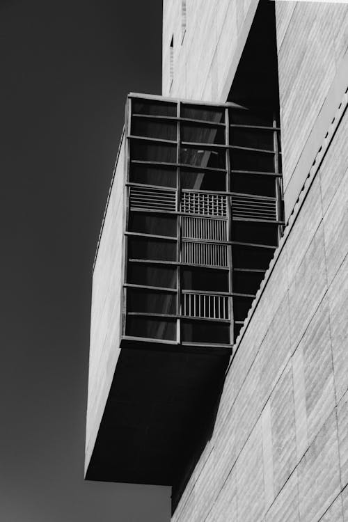 Безкоштовне стокове фото на тему «балкон, жаб’яча перспектива, монохромний»