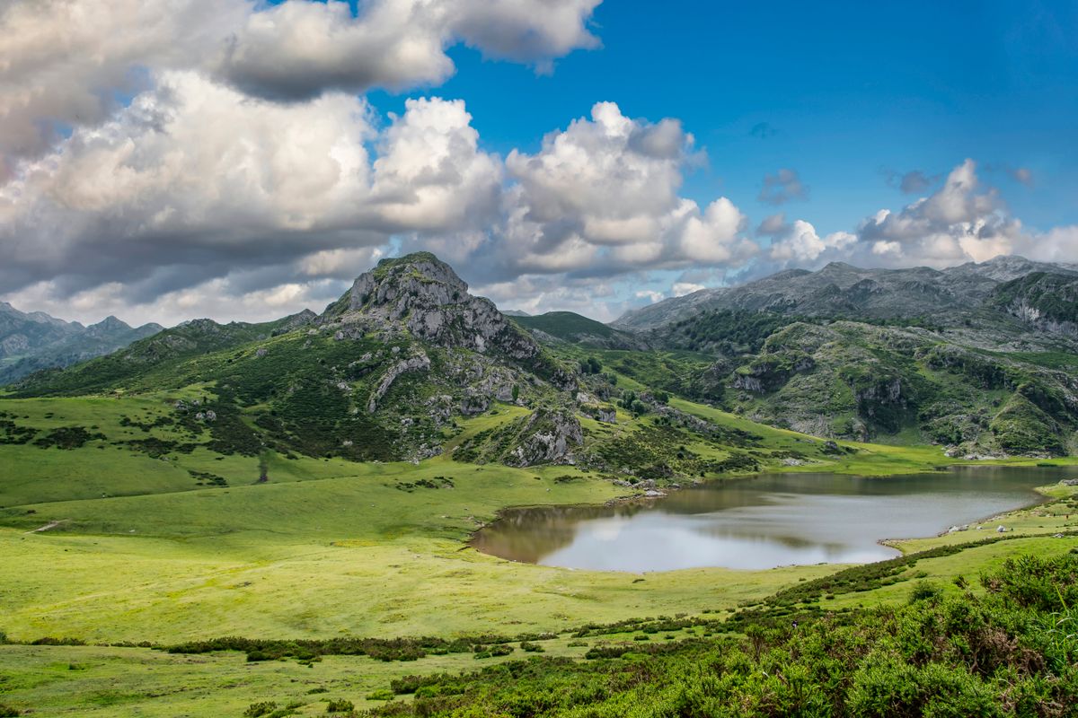 Munți stâncoși sub cer albastru cu nori, în Picos de Europa