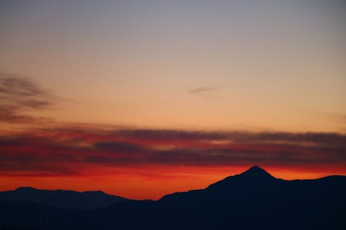 Foto profissional grátis de céu rosa, luz rosa, montanhas