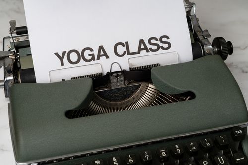 Free A retro typewriter with a 'Yoga Class' message on white paper, ideal for vintage-themed projects. Stock Photo