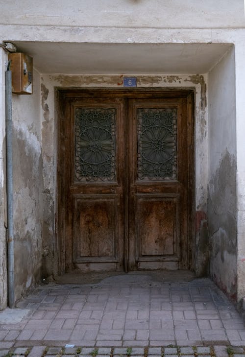 Free Old Wooden Door to a Building  Stock Photo