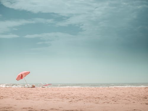 Foto profissional grátis de à beira-mar, areia, cenário