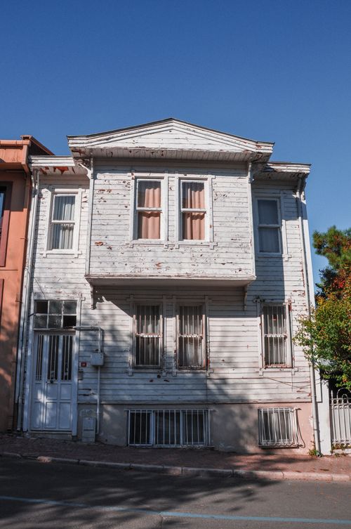 Free A rustic, weathered wooden house in Heybeliada under a clear blue sky. Stock Photo