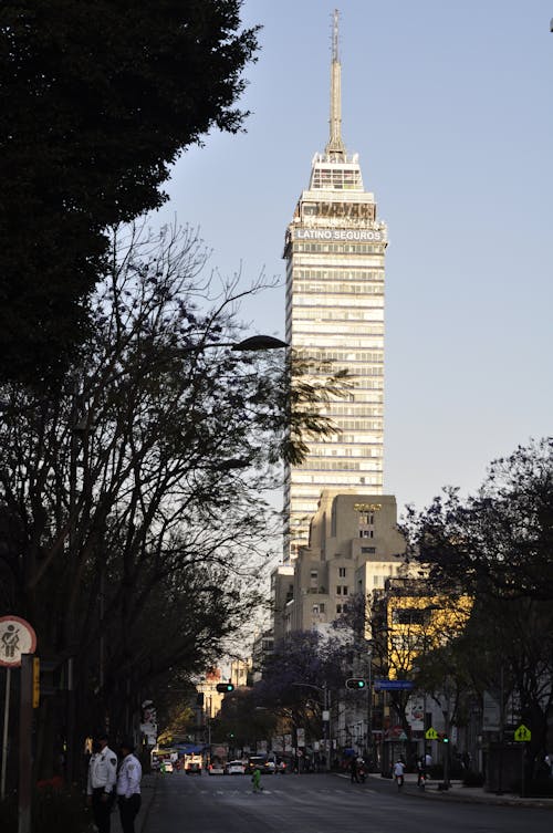 Бесплатное стоковое фото с torre latinoamericana, вертикальный выстрел, голубое небо
