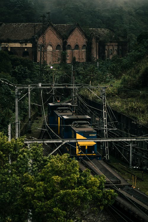 Безкоштовне стокове фото на тему «вантажний поїзд, вертикальні постріл, Громадський транспорт»