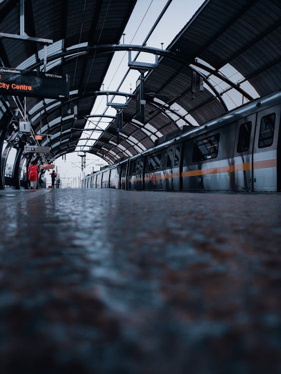 Kostenloses Stock Foto zu aufnahme von unten, bahnhof, fahrenden zug