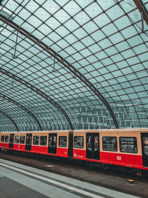 Kostenloses Stock Foto zu bahnhof, fahrenden zug, glasdach