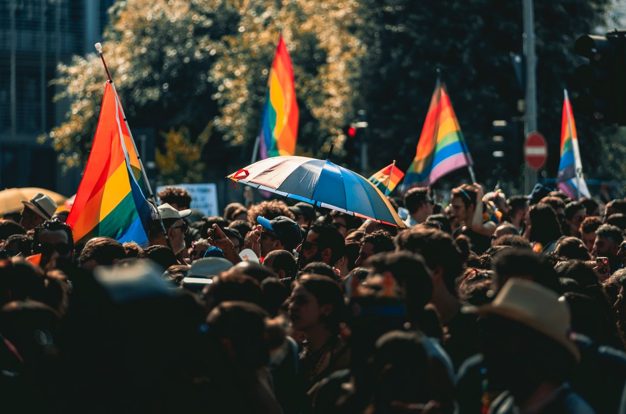 Marche des fiertés à Paris : célébration et inquiétude face à la droite radicale