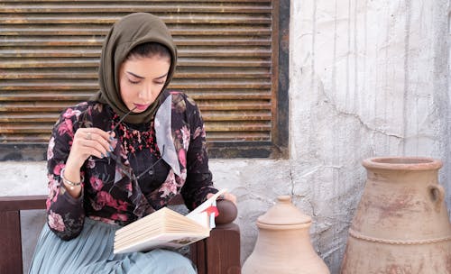Gratis arkivbilde med abaya, bok, bruke