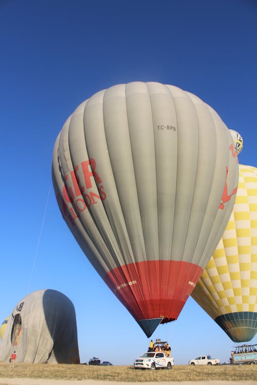 Foto profissional grátis de aeróstatos, automóveis, balões