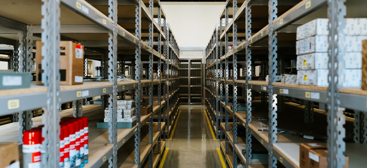 Scaffalature di magazzino con materiali pronti per la consegna