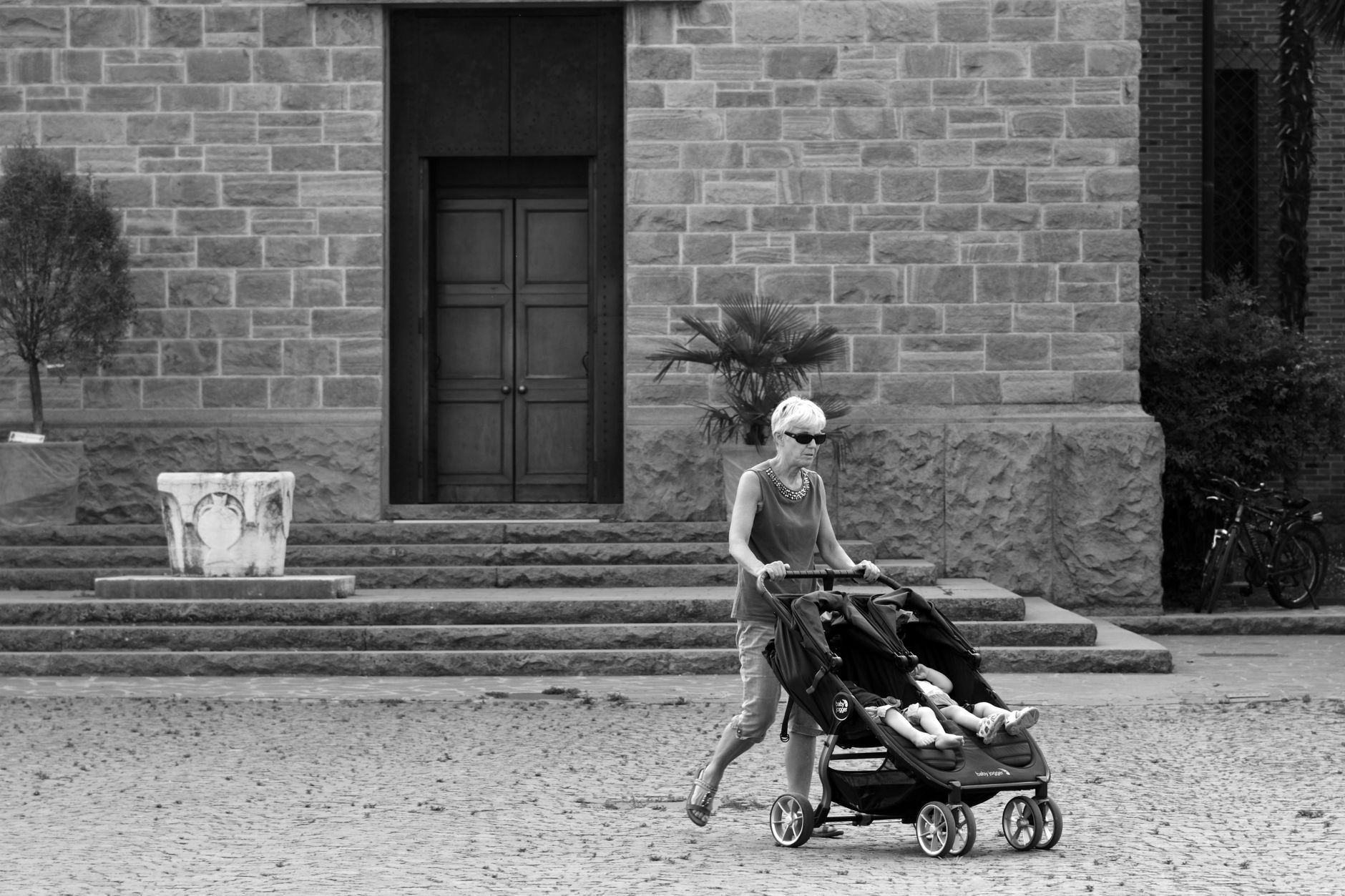 Best Double Strollers for Twins (2026) – Expert Picks for Safety, Comfort & Maneuverability