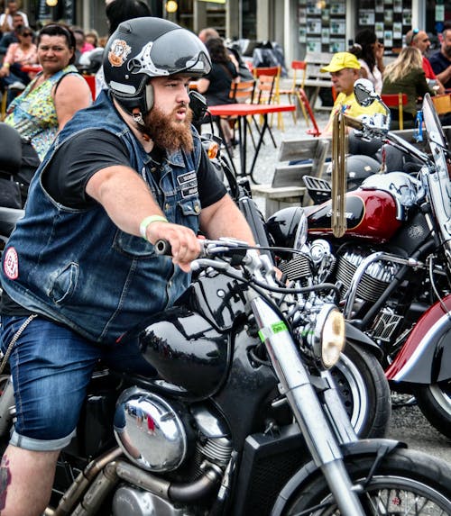 Základová fotografie zdarma na téma džínová vesta, jezdec, moto přilba