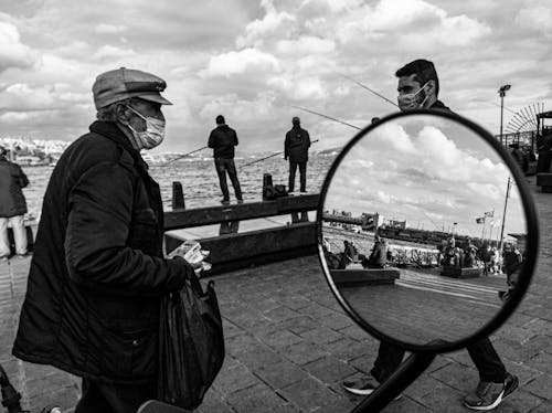 Fotos de stock gratuitas de blanco y negro, espejo, fotografía en escala de grises