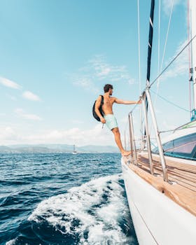 一名男子喜欢在阳光明媚的日子里航行于爱琴海，展现自由与休闲