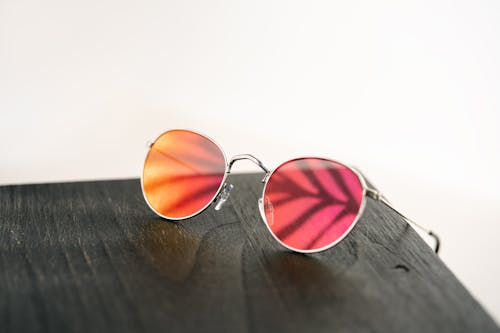 Gratis stockfoto met designer bril, hout, kleurrijke zonnebril