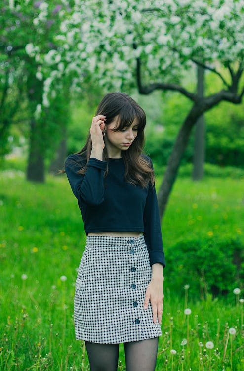 Black and white skirt with blue top cheap