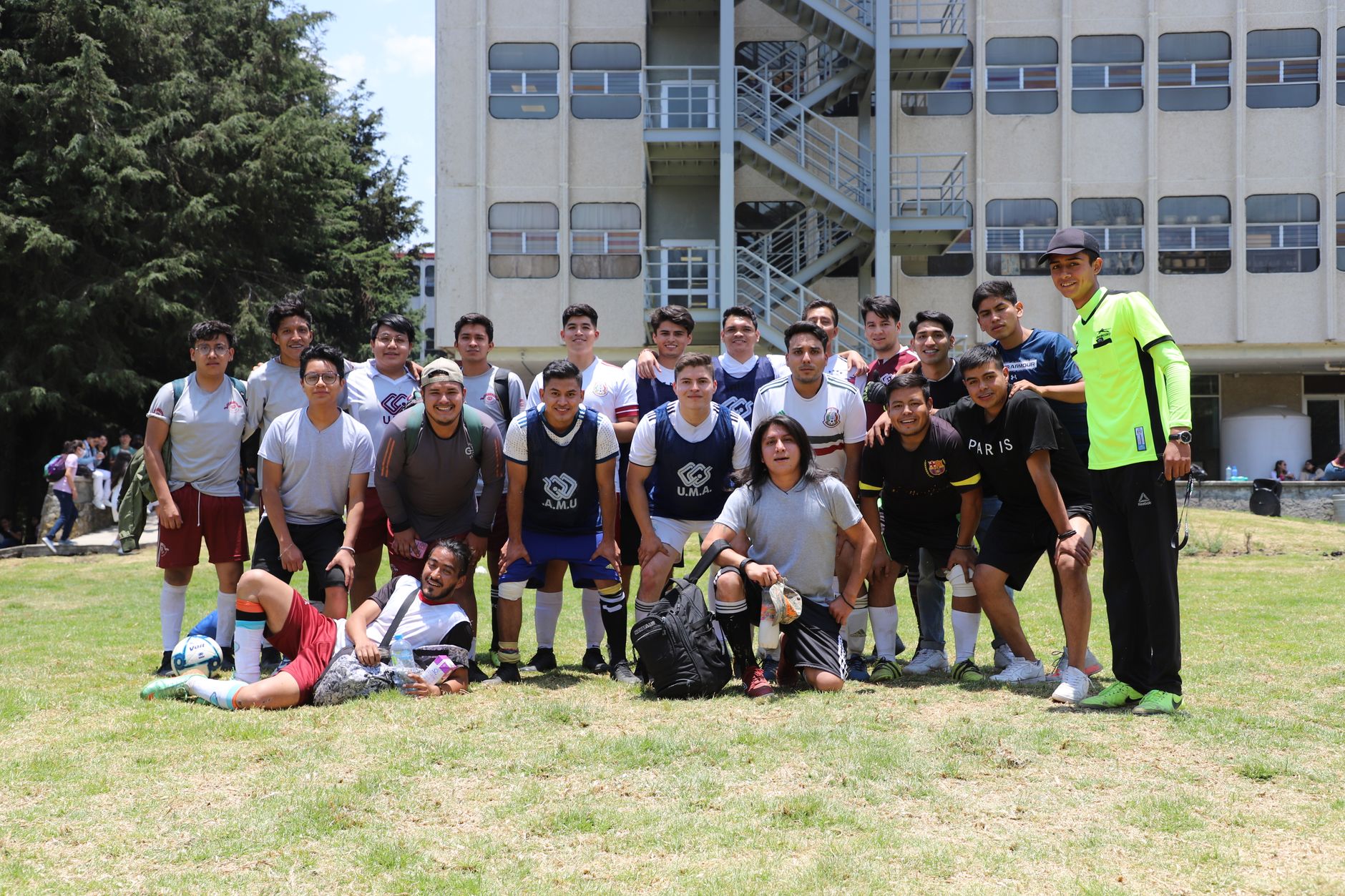 អ្នកគាំទ្រ College Football ឈរនៅកីឡដ្ឋានអាមេរិក ពេលក្រុមចូលទីលានក្រោមពន្លឺយប់