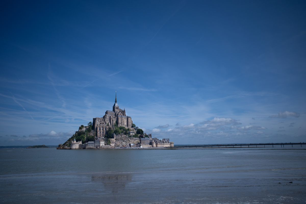 Peisaj cu Mont Saint-Michel văzut de la distanță, peste golf