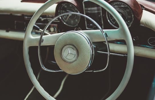 梅赛德斯-奔驰经典方向盘特写，展现古董汽车的内饰设计