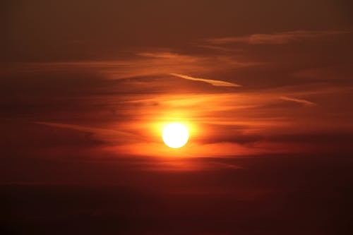 日落期间的橙色太阳