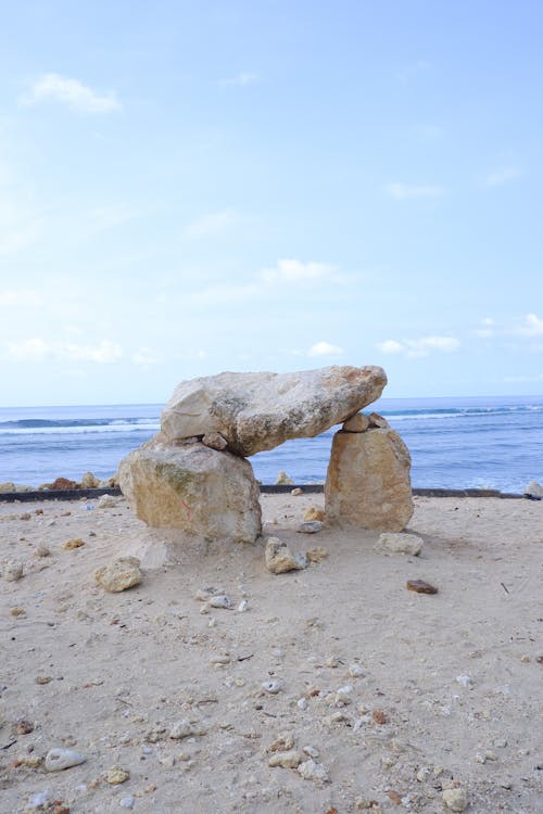 Free White Rock Formation on Beach Stock Photo