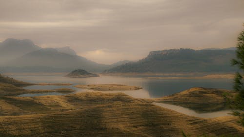bezplatná Základová fotografie zdarma na téma hora, jezero, kopec Základová fotografie