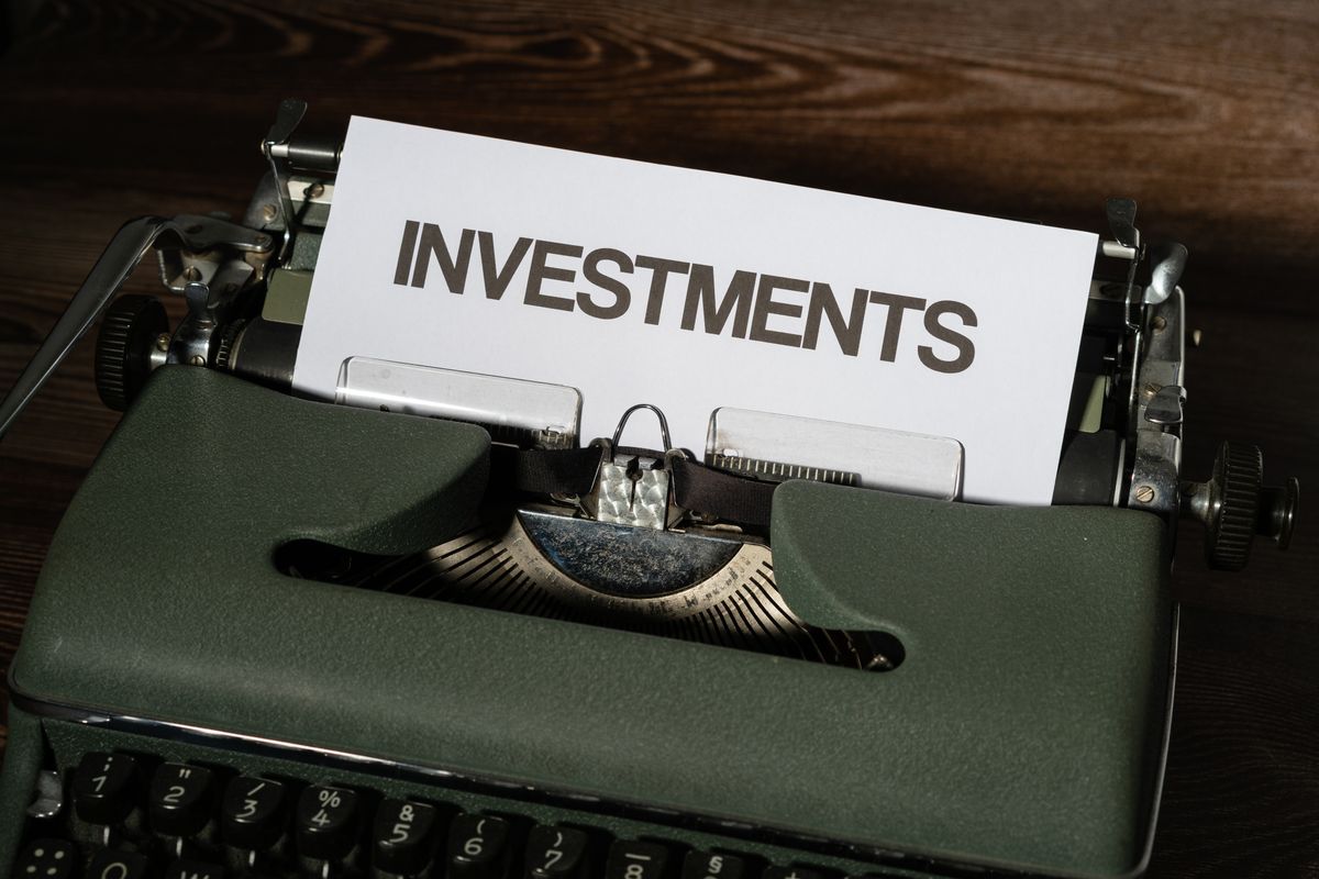 INVESTMENTSと書かれた紙。新NISAで投資を始めるイメージ
