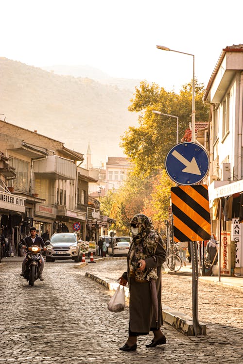 Foto profissional grátis de andando, atravessando a rua, coronavírus