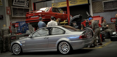 BMW 1:18 scale garage diorama