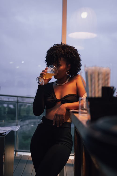 Gratis arkivbilde med afrikansk-amerikansk kvinne, cocktail, drikke
