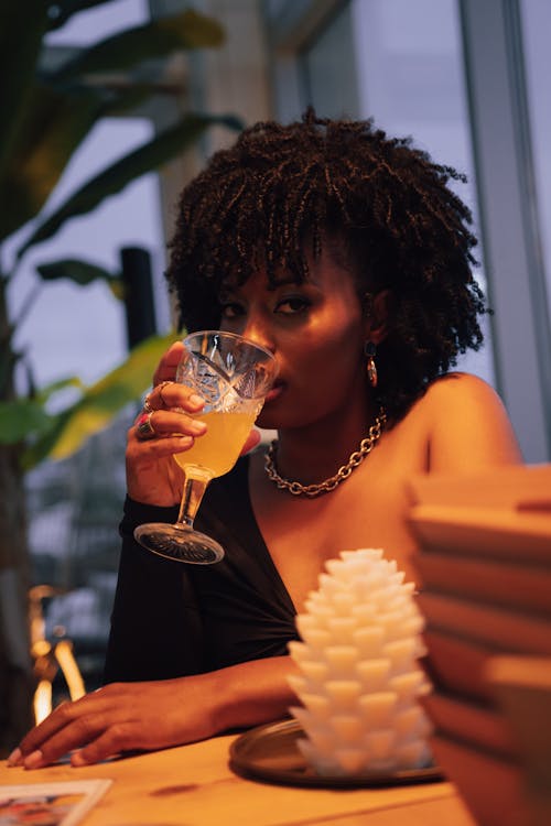 Gratis lagerfoto af afroamerikansk kvinde, alkoholholdige drikkevarer, alkoholisk drikkevare