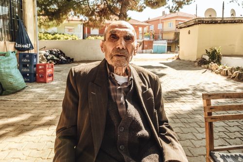 Free Portrait of an elderly man sitting outdoors in Uşak, Türkiye. Stock Photo