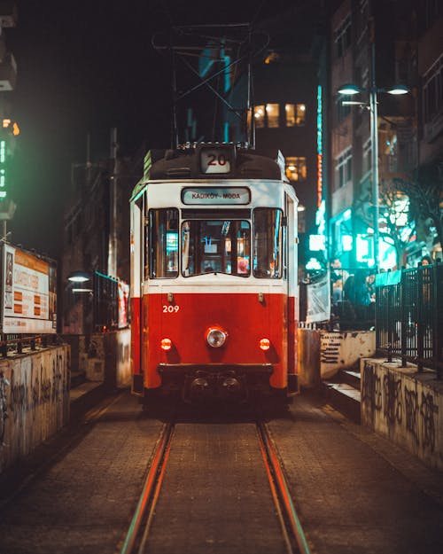 Kostenloses Stock Foto zu altmodisch, nacht, öffentliche verkehrsmittel