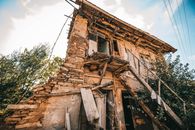 yıkılmak üzere olan bir köy evi