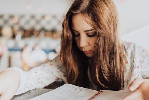 Foto d'estoc gratuïta de dona, lectura, menú