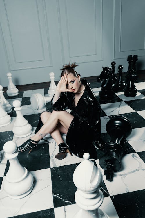 Kostnadsfri bild av kvinna, schack, sitter